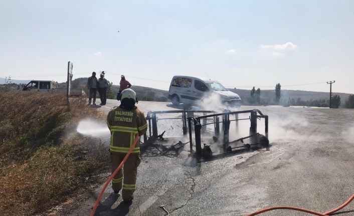 Balıkesir’de kamyonet ana yolda yandı