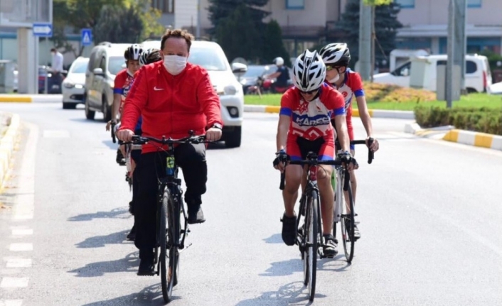 Başkan Orkan belediyeye pedal çevirerek geldi