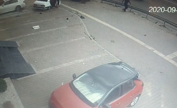 Bozulan araçlarını çalıştırmak için iterken başka araç gelip vurdu