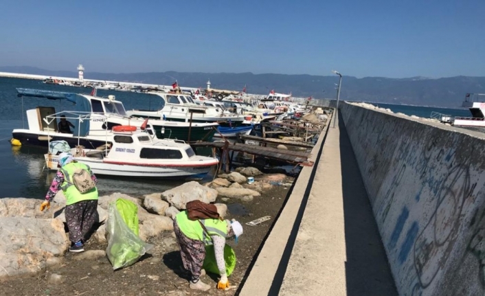 Burhaniye balıkçı barınağı ve fenerden onlarca torba çöp çıktı