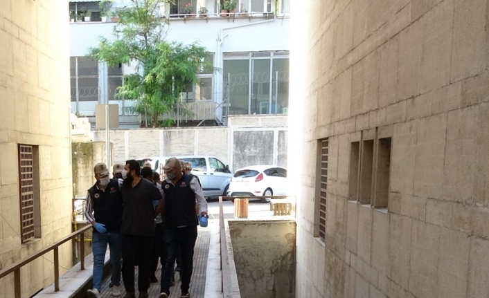 Bursa’da 5 DAEŞ’liden 4’ü tutuklanırken 1 kişi adli kontrol şartıyla serbest bırakıldı