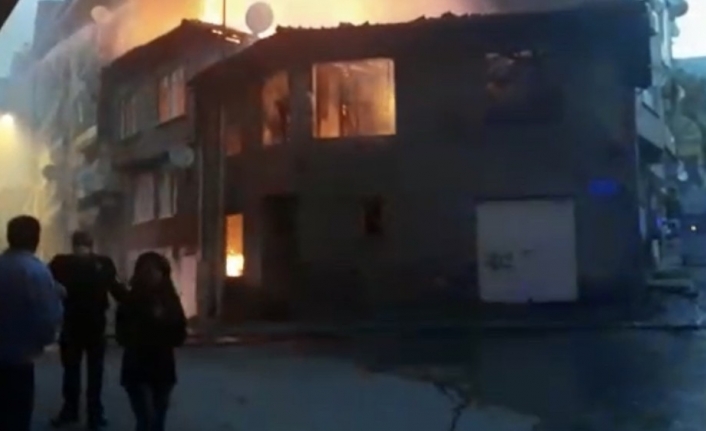 Bursa’da eski bina alev alev yandı