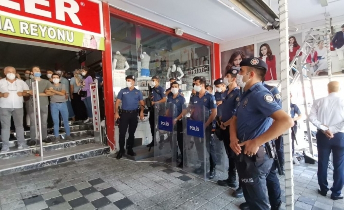 Bursa’da Kent Meydanı’nda ruhsatsız faaliyet gösteren işyeri yıkılıyor