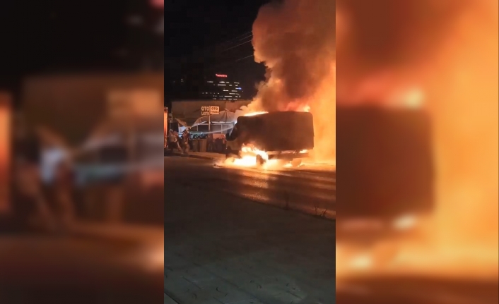 Bursa’da seyir halindeki minibüs alev alev yandı
