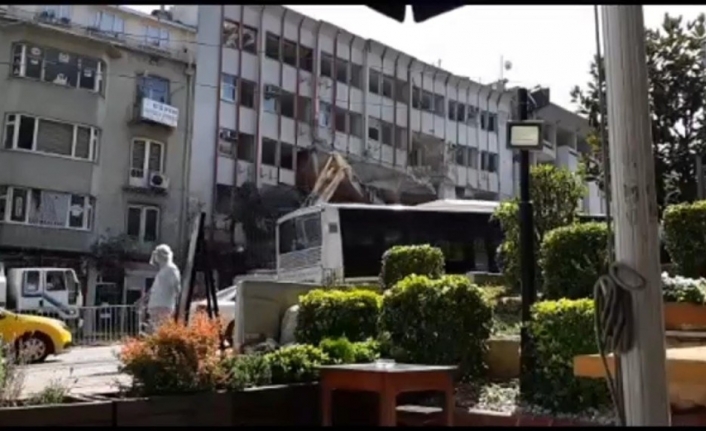 Bursa’da tarihi dönüşüm için 6 katlı bina böyle yıkıldı