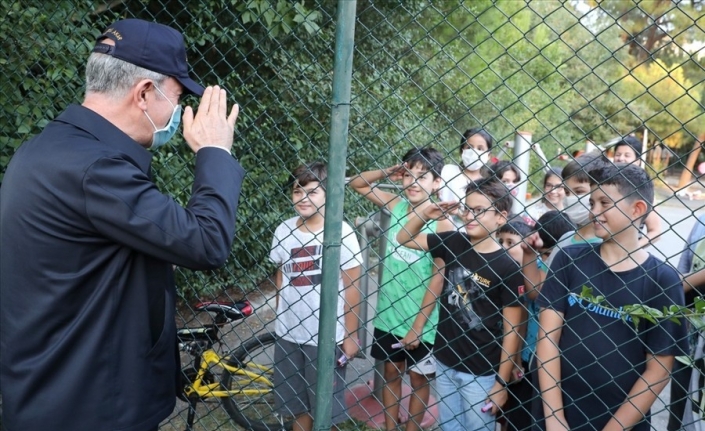 Çocuklardan Bakan Akar’a asker selamı