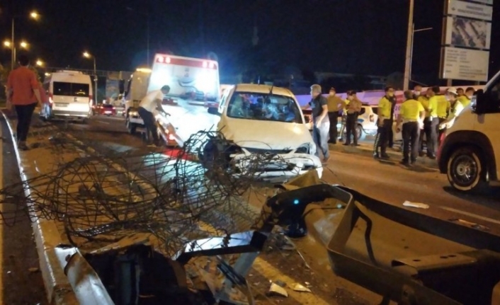 Direksiyon hakimiyetini kaybetti, karşı şeride uçtu, 3 araç birbirine girdi