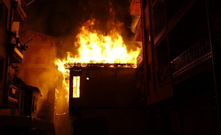 İki katlı iki metruk binada çıkan yangın mahalleliyi korkuttu