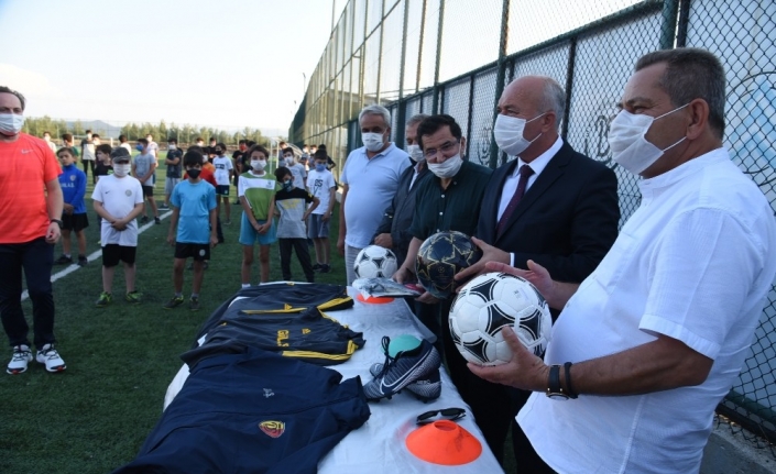 İlkay Gündoğan’dan Dursunbey Belediyespor altyapısına destek