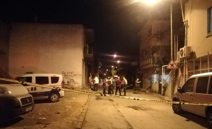 İzmir’de bıçaklı kavga: 1’ağır 2 yaralı
