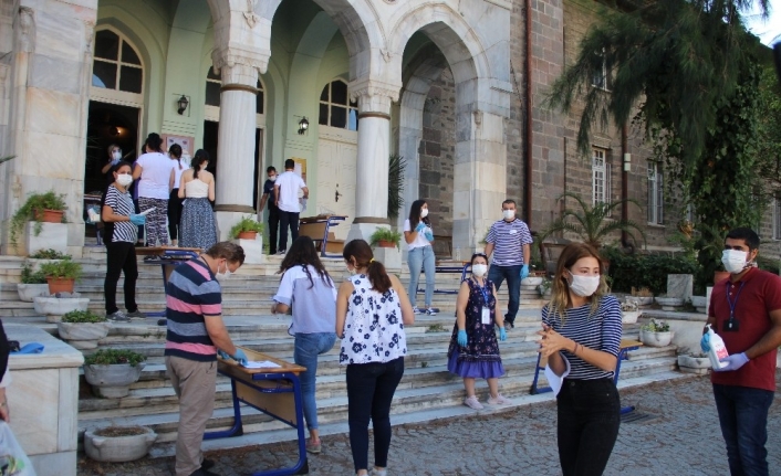 İzmir’de KPSS korona virüs tedbirleriyle başladı