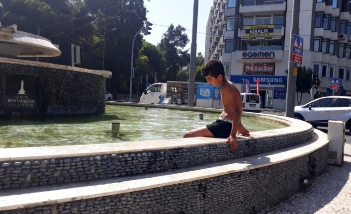 İzmir’de sıcaktan bunalan çocukların tehlikeli oyunu