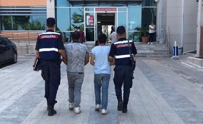 İzmir’de şüphe üzerine durdurulan şahısların üzerinden 3 kilodan fazla uyuşturucu çıktı