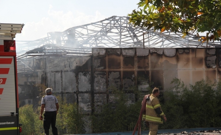 İzmir’de üst üste korkutan yangınlar: Hem depo hem kafe yandı