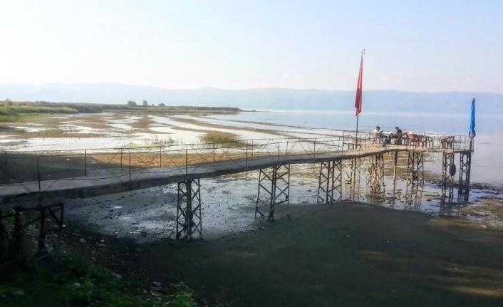 İznik Gölü’nde korkutan çekilme...İskele var su yok