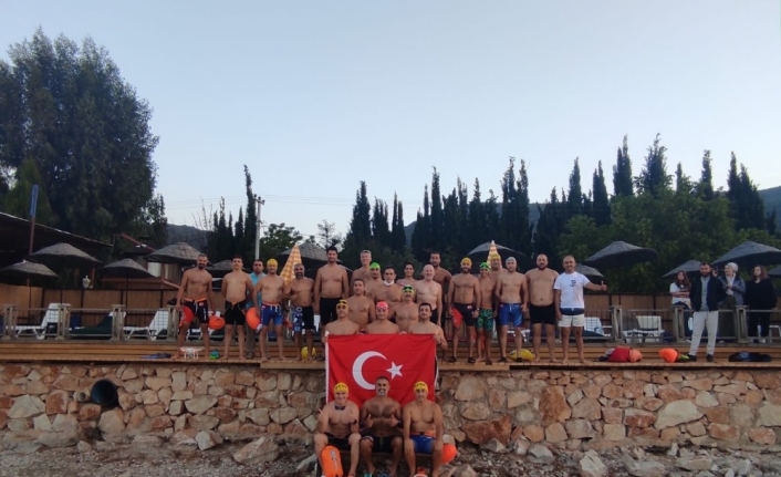 İznik Gölü’nü karşıdan karşıya yüzerek geçtiler