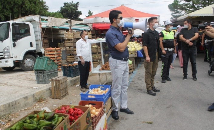 Kaymakam Pazar yerinde megafonla halkı korona virüse karşı uyardı