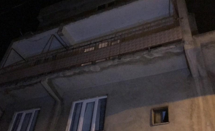Kıskançlık krizine girdi, balkonda eşini 9 yerinden bıçakladı