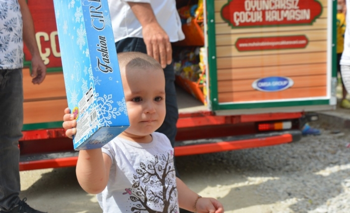 Köy köy dolaşıp çocuklara oyuncak dağıtıyor