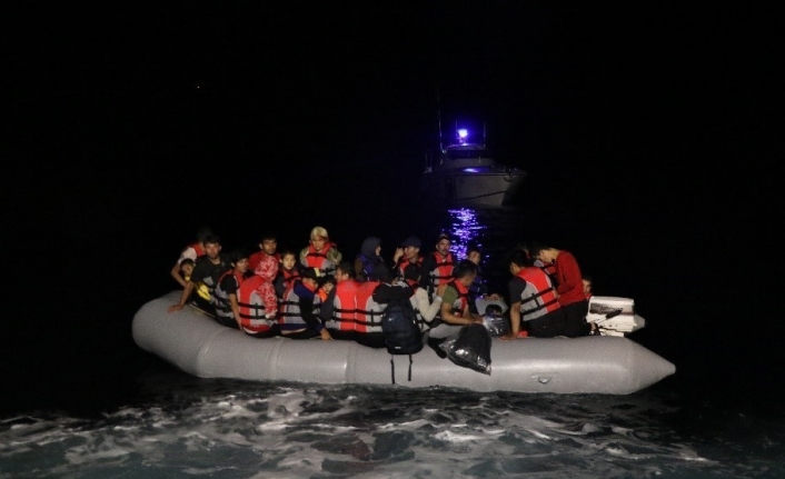 Lastik botta sürüklenen göçmenleri sahil güvenlik kurtardı
