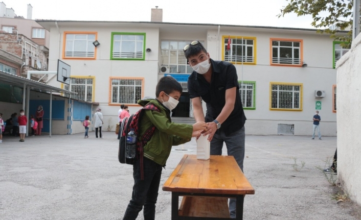 Okulla tanışan minik öğrenciler koşa koşa sınıflarına girdi