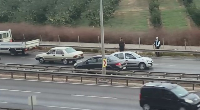 (Özel) Bursa’da başı boş at dehşet saçtı, o anlar güvenlik kamerasına yansıdı