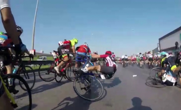 (Özel) Dünyaca ünlü yarışta bisikletçilerin kazası kameraya böyle yansıdı