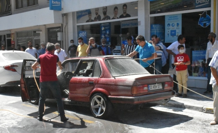 Park halindeki araç alev aldı