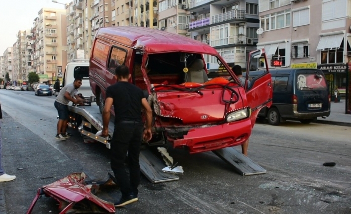 Park halindeki araca çarpan panelvan yan yattı: 3 yaralı