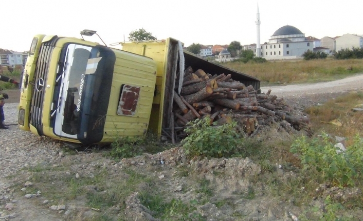 Rampayı çıkan odun yüklü kamyon şarampole devrildi