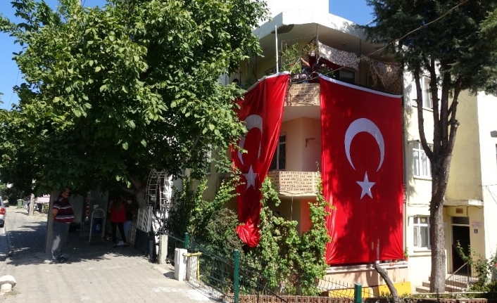 Şehit Tuğgeneral Erdoğan’ın evi Türk bayraklarıyla donatıldı
