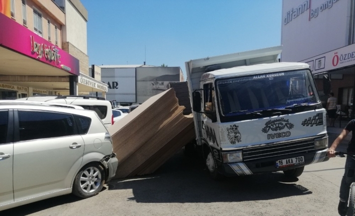 Suntalar park halindeki araçlara ok gibi saplandı