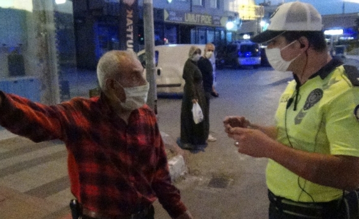 Yaşlı adamla polisin ilginç ’maske’ diyaloğu