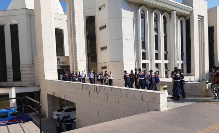 Yaşlı kadını dolandırıp paraları lüks rezidansta harcarken JASAT’a yakalandılar