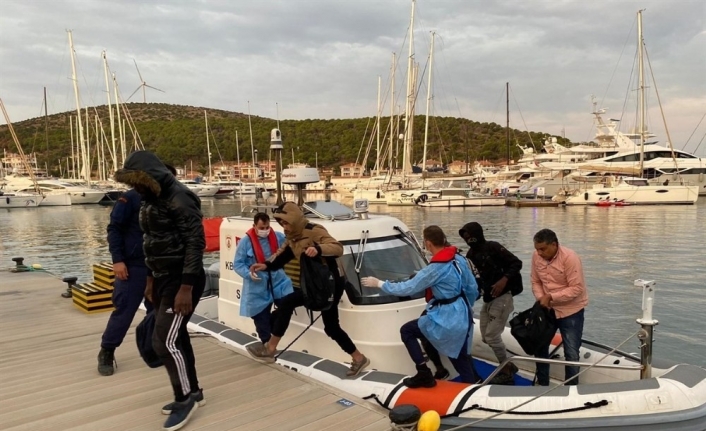 Yunanlılar tarafından geri itilen 10 düzensiz göçmen kurtarıldı