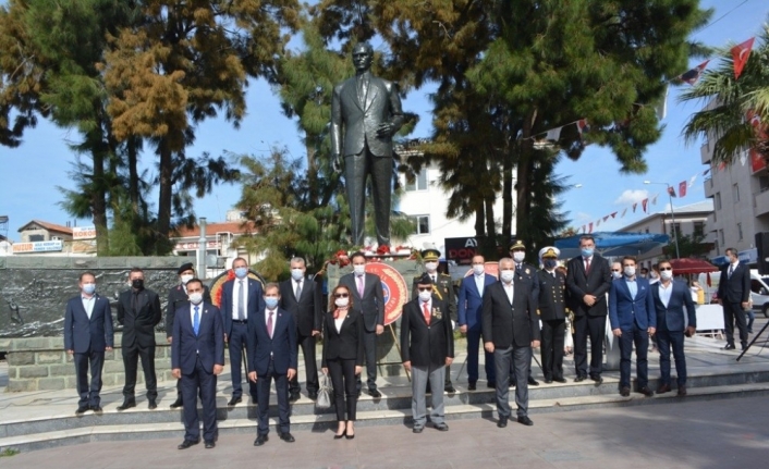 Ayvalık’ta Cumhuriyet Bayramı etkinlikleri çelenk sunma töreni ile başladı