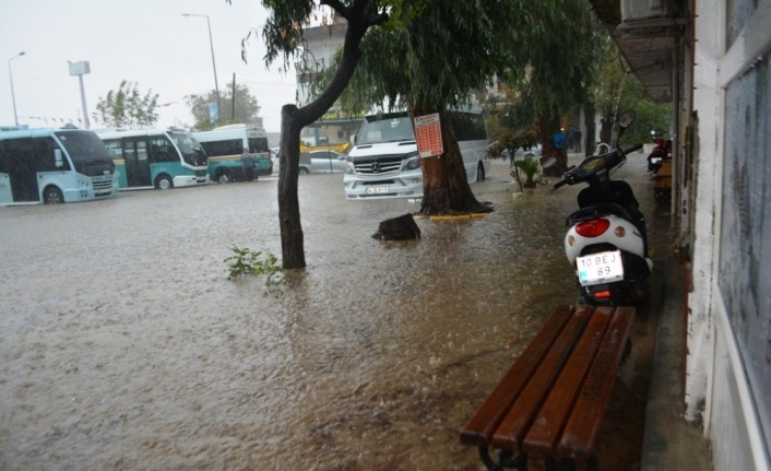 Ayvalık’ta şiddetli yağış ve lodos hayatı felç etti