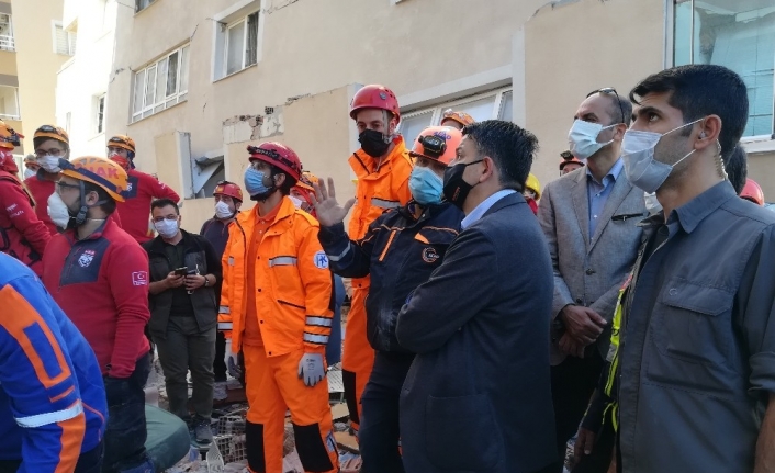 Bakan Pakdemirli depremin vurduğu Barış Sitesini ziyaret etti