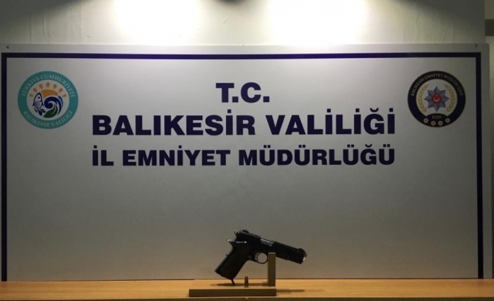 Balıkesir’de polis aranan 57 şahsı yakalarken, 9 silah ele geçirdi