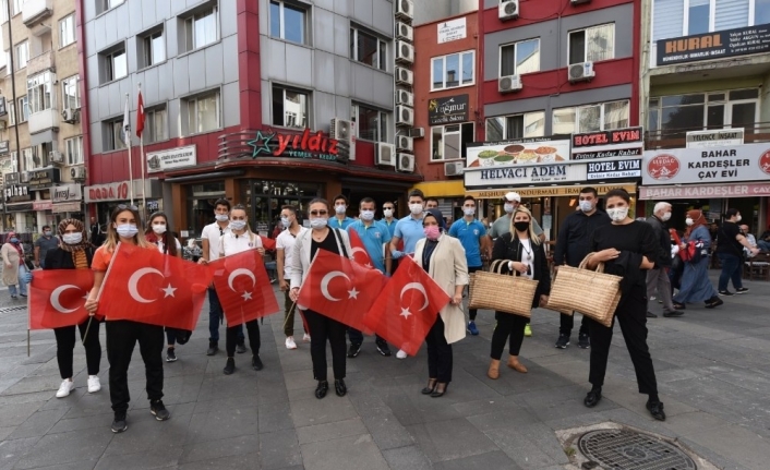 Balıkesir’de vatandaşlara 27 bin bayrak dağıtıldı