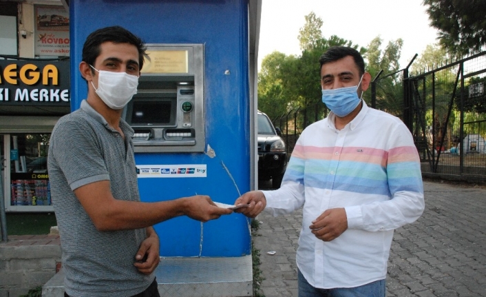 Bankamatikte sıkışan parayı sahibine teslim etti
