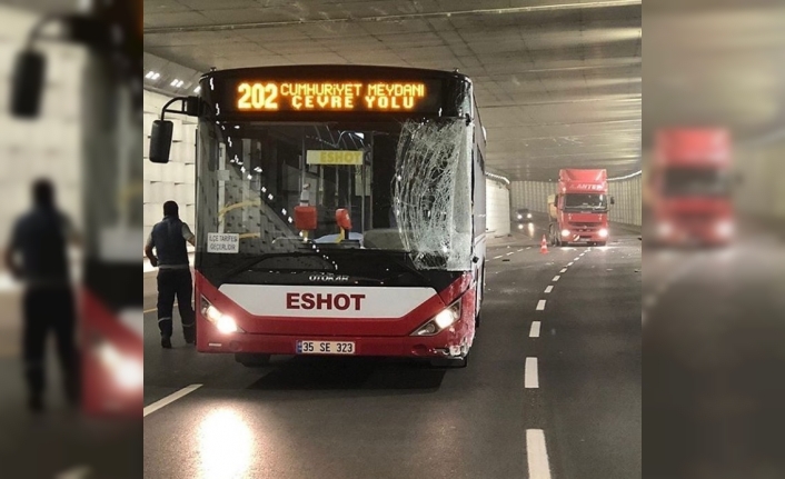 Belediye otobüsü kazasında şoför yaralandı