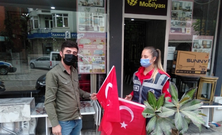 Bigadiç’te polis bayrak dağıttı