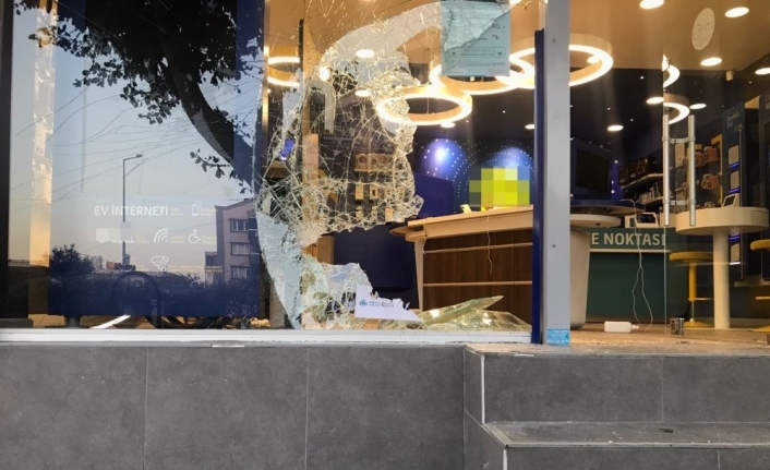 Biri bekledi, diğerleri bir dakikada 100 bin liralık soygun yaptı