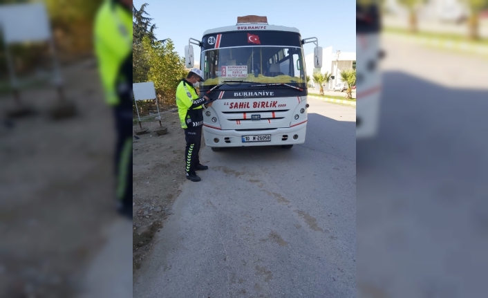 Burhaniye’de polis toplu taşıma araçlarını denetledi