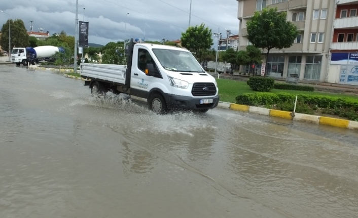 Burhaniye’de sağanak yağış yolları göle çevirdi