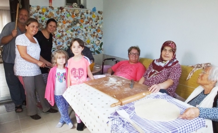 Burhaniyeli kadınlar kışlık yiyecekleri imece ile hazırlıyorlar