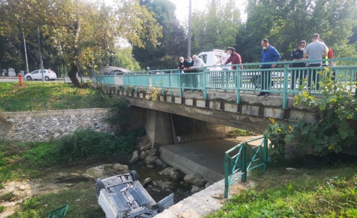 Bursa’da dereye uçan otomobilden yara almadan kurtuldular