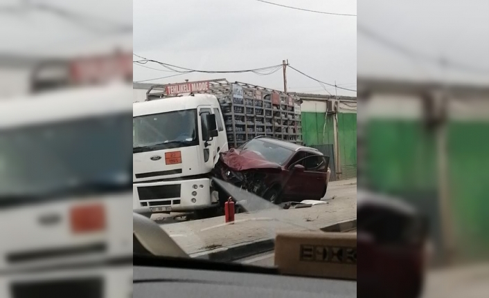 Bursa’da otomobil ile tüp yüklü kamyon çarpıştı facianın eşiğinden dönüldü