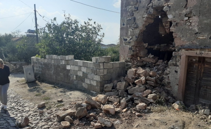 Deprem Ayvalık’ta da hissedildi, bir taş binanın duvarı çöktü